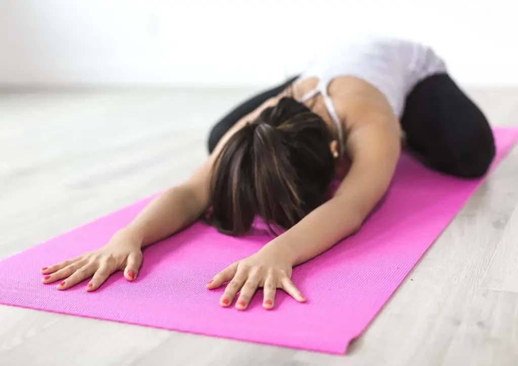 Pratiquer le yoga est un excellent sport pour les femmes enceintes au premier trimestre de la grossesse