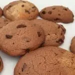 Cookies aux pépites de chocolat cuisinés en famille