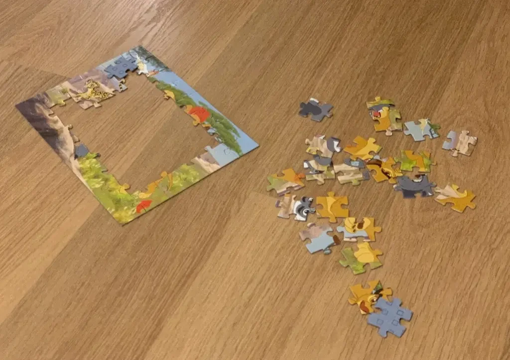 Commencer par les coins et les bords marque un progrès dans la manière de faire des puzzles