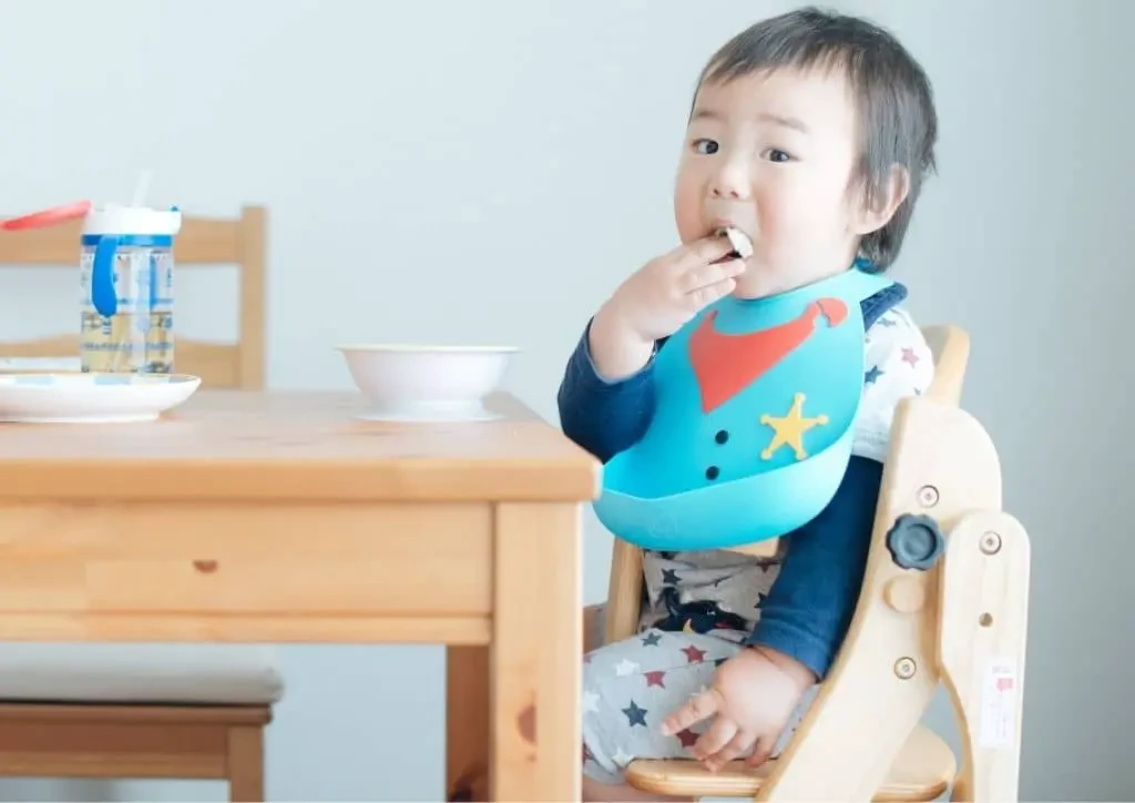 Bavoir d'apprentissage utile pour le repas de bébé