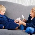 Enfants jouant à un jeu de cartes en famille