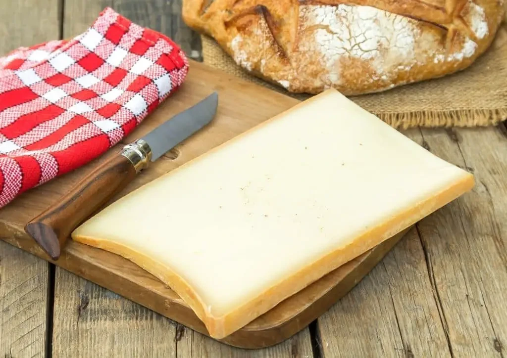 Le Beaufort, un des fromages utilisés dans la fondue au fromage sans risque pendant la grossesse