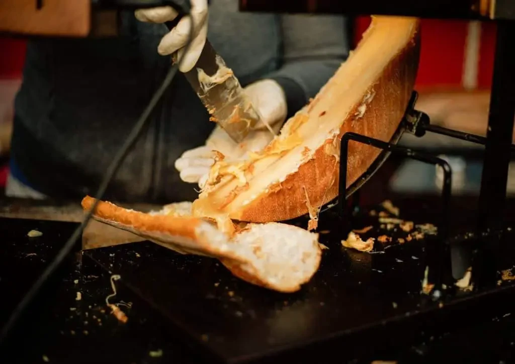 Le fromage de raclette est déconseillé pour manger une fondue au fromage enceinte.