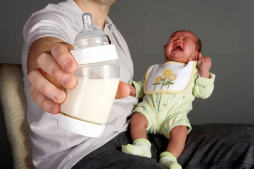 Biberon coudé adapté aux bébés souffrant de régurgitations et coliques du nourrisson