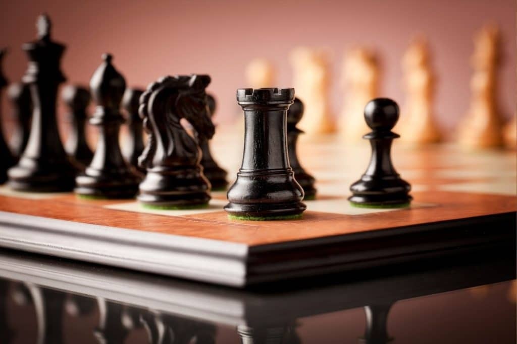 Pour bien choisir un jeu d'échecs pour un enfant, la matière en bois ou en plastique est importante.