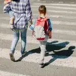 Enfant piéton traversant la route