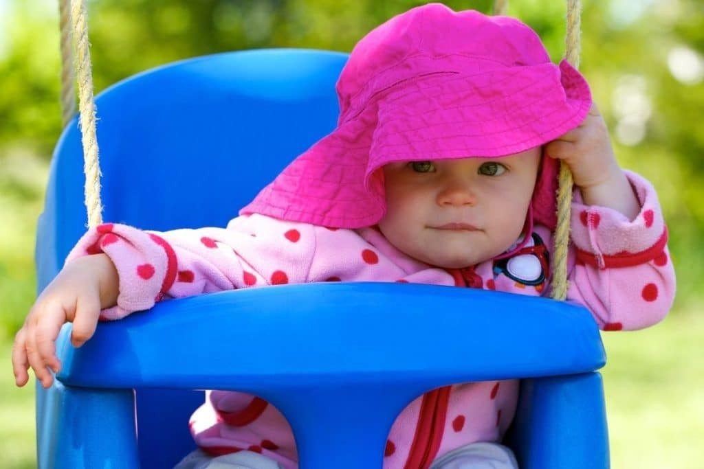 La balançoire pour bébé comporte une nacelle plus sécurisée