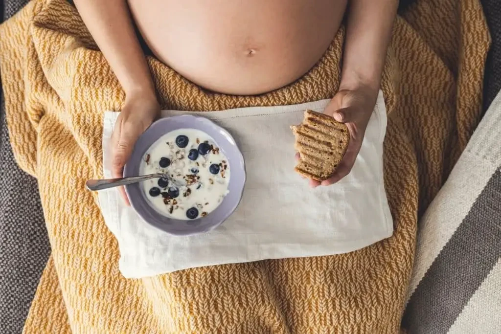 Un remède aux nausées de grossesse : se faire servir au lit un petit-déjeuner avec un muesli