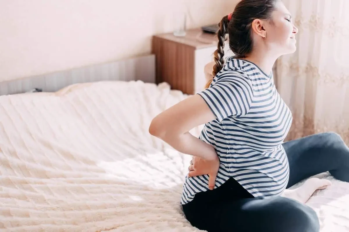 Femme enceinte souffrant de maux de dos de la grossesse