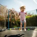 Le trampoline, un jeu de jardin pour enfants très prisé