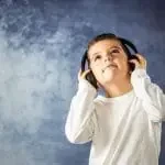 Enfant écoutant un podcast