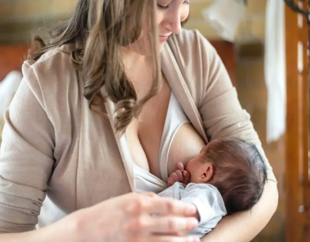 Maman allaitante utilisant un soutien-gorge d'allaitement