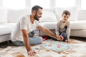 Père et enfant appliquant les règles du Monopoly