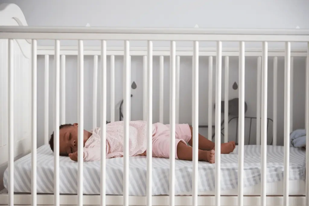 Bébé endormi dans un lit à barreaux
