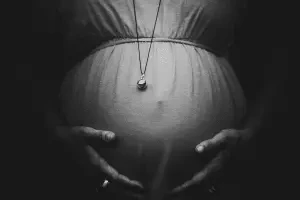 Bolas de grossesse sur ventre de femme enceinte