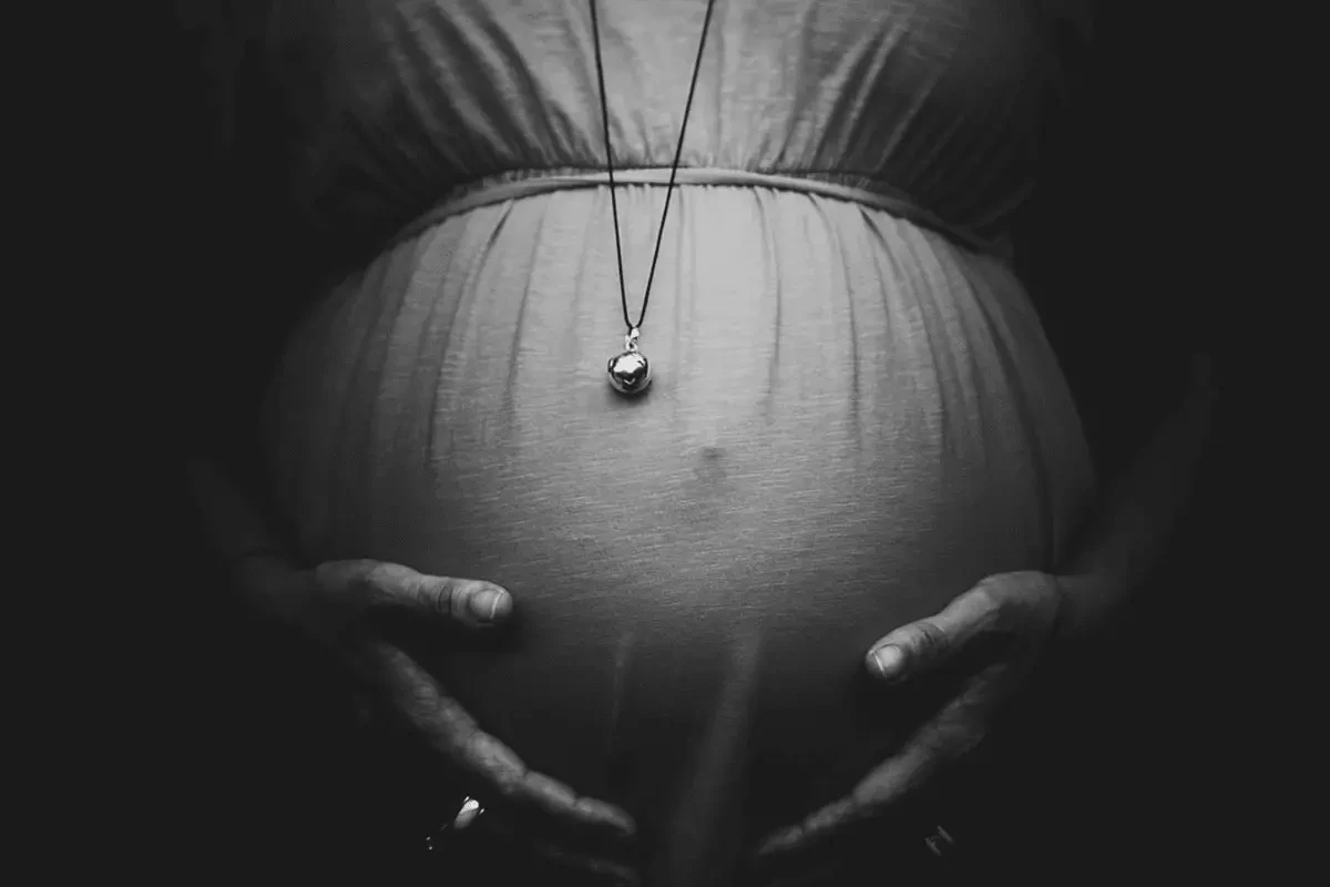 Bolas de grossesse sur ventre de femme enceinte