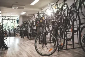 Vélos dans un magasin spécialisé