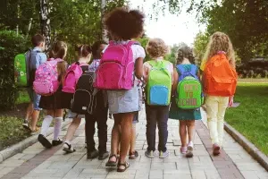 Enfants portant leur sac d'école