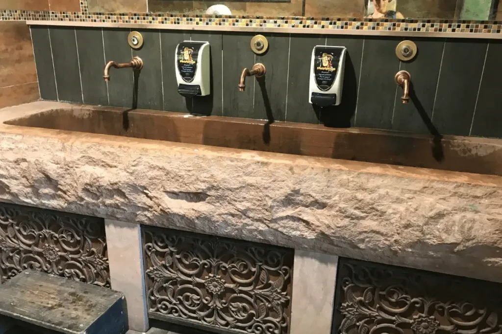 Photo des toilettes à la décoration soignée du parc d'attractions dans les Vosges Fraispertuis