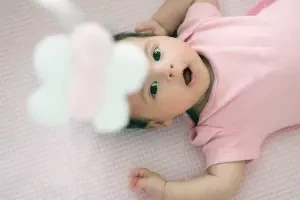 Bébé fasciné par une forme de mobile