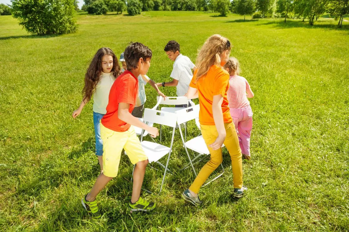 Enfants en train de jouer aux chaises musicales en plein air