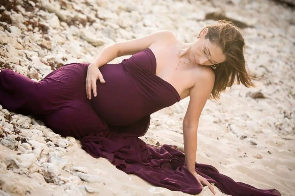 Séance photo enceinte sur la plage en Guadeloupe