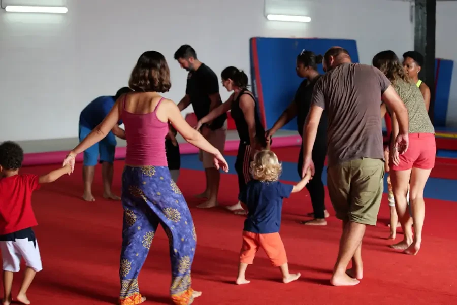 Ronde de parents et d'enfant lors d'un cours de baby gym