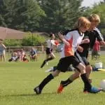Enfant jouant au football