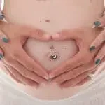 Piercing enceinte sur un ventre de grossesse