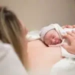 Maman et bébé se rencontrent en peau à peau à l'issue du neuvième mois de grossesse
