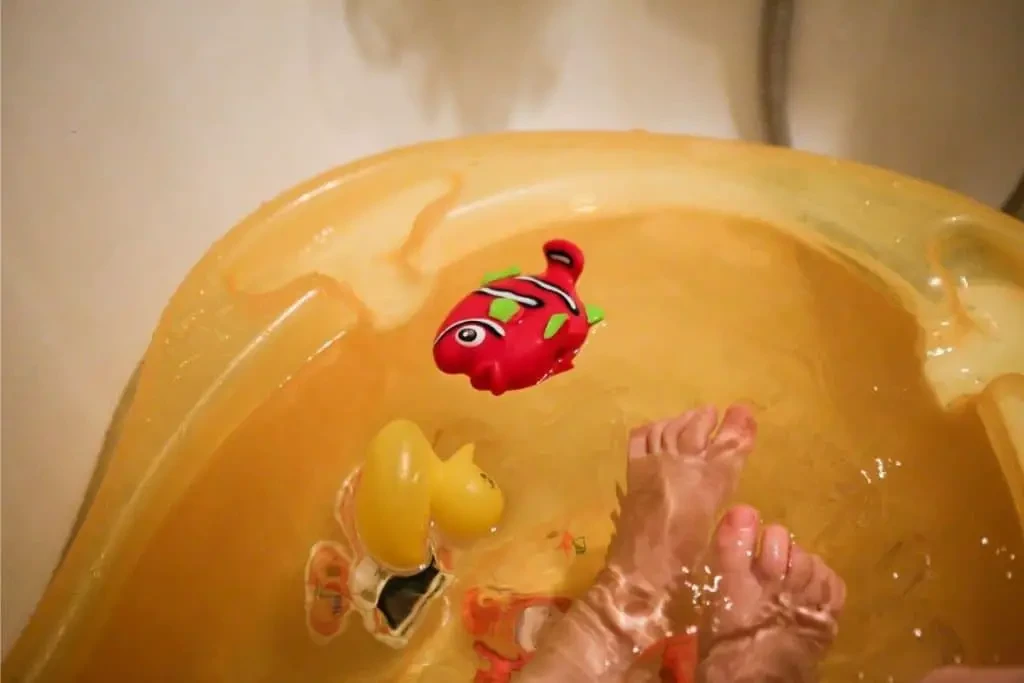 Jouets aquatiques pour amuser bébé pendant le bain
