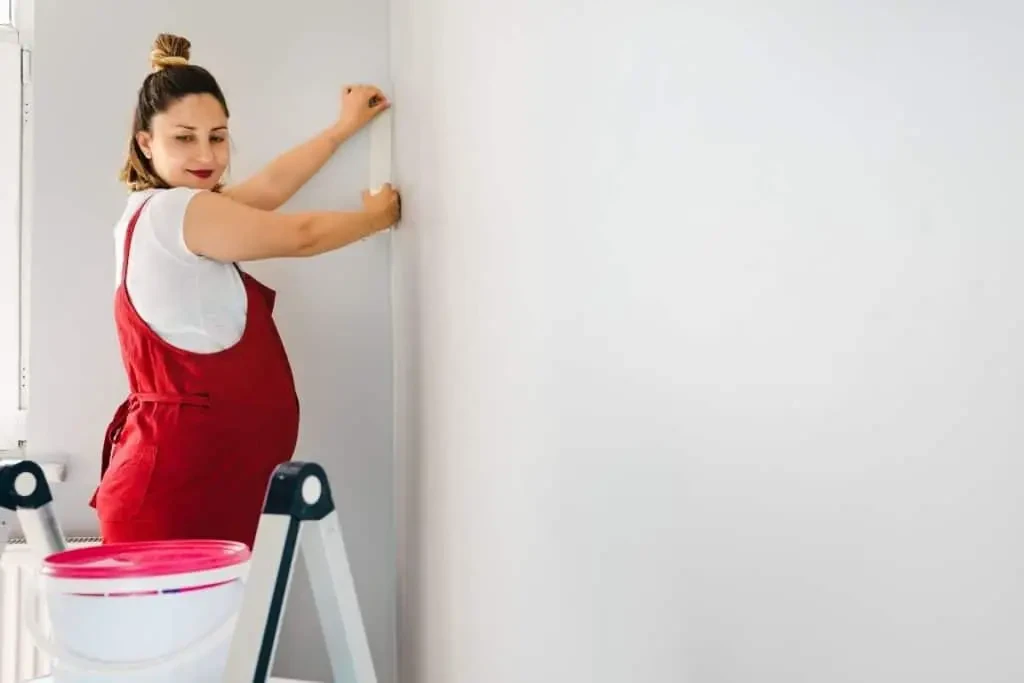 Femme en train de peindre enceinte