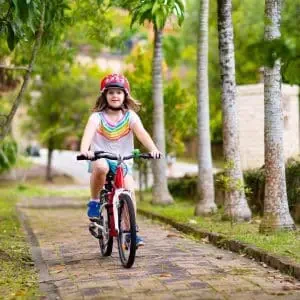 Petite fille en train de faire du vélo