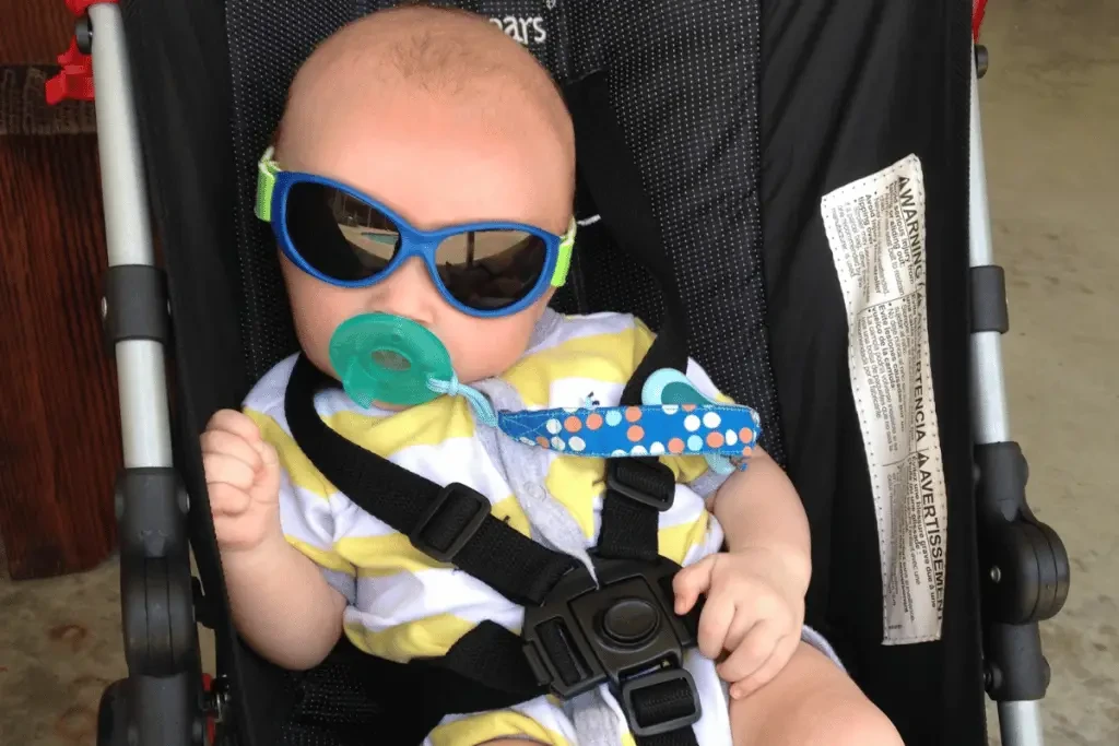 Bébé portant des lunettes de soleil