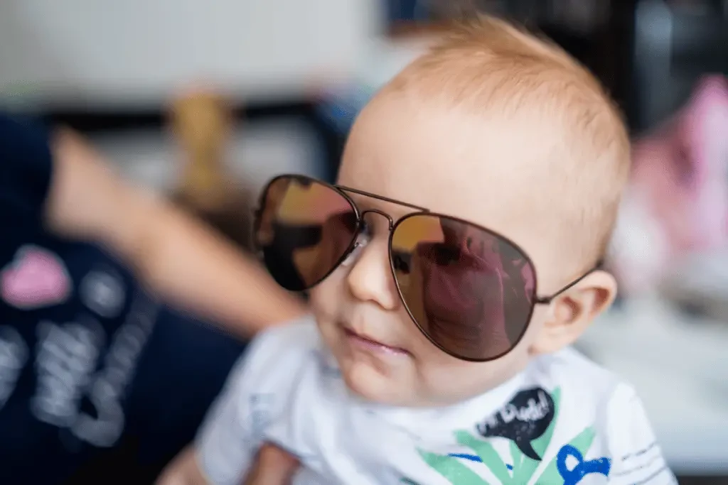 Bébé avec des lunettes de soleil trop grandes