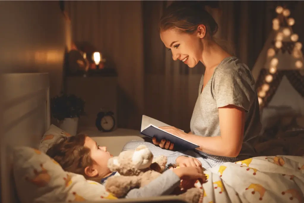 Maman en train de faire la lecture à son tout-petit pour le rituel du coucher